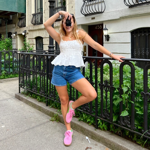 Meet your Posher, Olivia - Picture 3 of 3